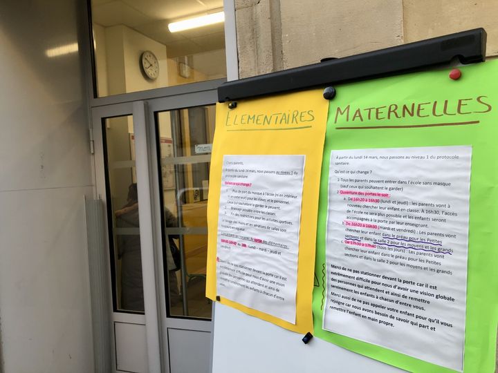 L'entrée de l'école Championnet, dans le 18e arrondissement de Paris, lundi 14 mars 2022. (NOEMIE BONNIN / RADIO FRANCE)