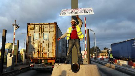 Un salari&eacute; de PSA manifeste au p&eacute;age de Senlis (Oise).&nbsp; (KENZO TRIBOUILLARD / AFP)