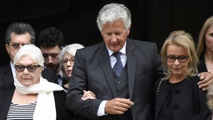 Line Renaud, le fils de Pierre Bellemare, Pierre Dhostel, et son épouse Carole, aux obsèques de Pierre Bellemare à Paris, le 31 mai 2018.&nbsp; (BERTRAND GUAY / AFP)