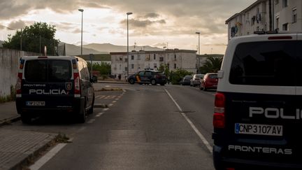 Des voitures de police espagnole, le 17 mai 2018, à Algésiras (Andalousie, Espagne). (JORGE GUERRERO / AFP)