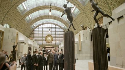 L'inauguration du musée d'Orsay en 1986 avec le président François Mitterrand, son prédécesseur Valéry Giscard d'Estaing et le Premier ministre Jacques Chirac.&nbsp; (JEAN-LOUP GAUTREAU / AFP)