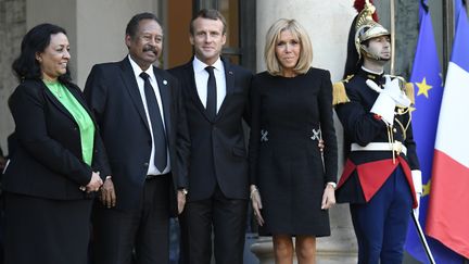 De gauche à droite, l'épouse du Premier ministre soudanais, l'économiste Muna Abdalla, le Premier ministre soudanais, Abdallah Hamdok, le président français Emmanuel Macron et son épouse Brigitte Macron posent après une réunion au palais présidentiel de l'Elysée à Paris, le 30 septembre 2019. (BERTRAND GUAY / AFP)