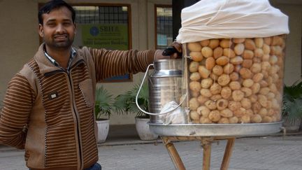 Umesh se lève tous les jours à l’aube pour préparer ses centaines de «puri», ces petits pains frits, secs et creux. L’en-cas qu’il propose s’appelle «pani-puri», littéralement du pain à l’eau. Dans la cavité du pain, Umesh met des oignons, des pois chiches ou encore des morceaux de pommes de terre. Les pani-puri s’engloutissent un par un, en une seule bouchée. Umesh a 22 ans. Il vend ses plats à 20 roupies (25 centimes d’euro) et gagne environ 50 euros par mois.  (Amanda Jacquel)