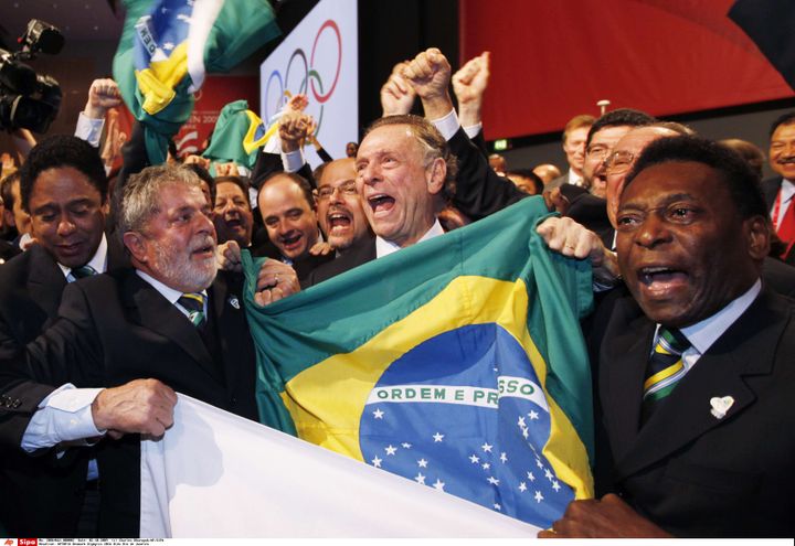 La joie du camp brésilien, avec Carlos Nuzman, au centre, entre Lula et Pelé, lors de la désignation de la ville-hôte des Jeux de 2016 le 2 octobre 2009 à Copenhague (Danemark). (CHARLES DHARAPAK/AP/SIPA / AP)