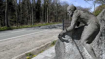 La stèle en hommage au Belge Stan Ockers érigée au sommet de la Côte des Forges, le 22 avril 2021. (DIRK WAEM / BELGA MAG via AFP)