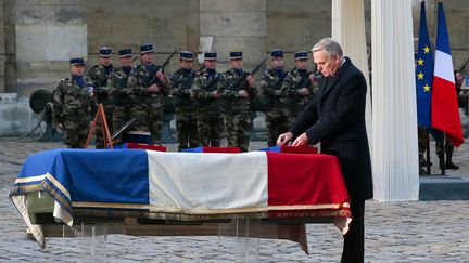 Le premier Ministre Jean-Marc Ayrault rend hommage au lieutenant Damien Boiteux mort au Mali, le 15 janvier 2013 aux invalides. (JACQUES DEMARTHON / AFP)