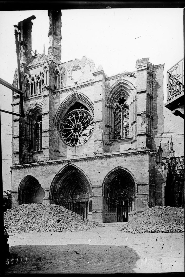 La cathédrale Saint-Gervais Saint-Protais détruite par les bombardements de la Première Guerre Mondiale (Bibliothèque nationale de France/Maxppp)