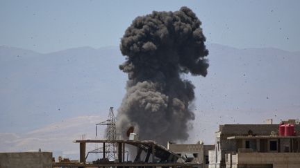 Un camp de réfugiés touché à Damas (Syrie) par des bombardements aériens, le 24 avril 2018. (RAMI AL SAYED / AFP)