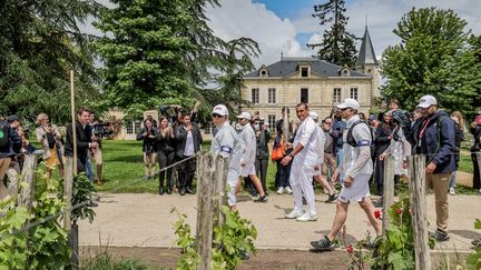 Sponsor des Jeux, le groupe LVMH a privatisé l'étape du relais de la flamme dans ses vignes du Château Cheval Blanc, à Saint-Emilion en Gironde, le 23 mai. Ne vous étonnez pas si le cru 2024 a un petit goût fumé... (GUILLAUME BONNAUD / MAXPPP / SUD-OUEST)