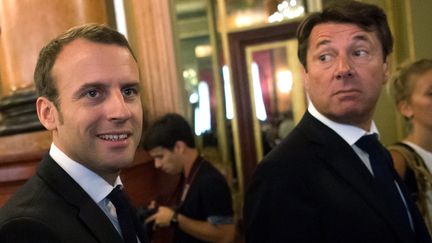 Emmanuel Macron et Christian Estrosi (à droite), le 25 juillet 2016 à Nice (Alpes-Maritimes). (BERTRAND LANGLOIS / AFP)