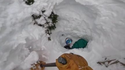 États-Unis : le sauvetage miraculeux d'un snowboarder (franceinfo)