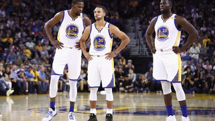 Trois des stars des Warriors, Kevin Durant, Stephen Curry et Draymond Green (EZRA SHAW / GETTY IMAGES NORTH AMERICA)