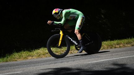 Ler Belge Wout van Aert (Jumbo-Visma) dans l'exercice du contre-le-montre lors de la 20e étape du Tour de France, le 23 juillet 2022. (DANIEL COLE / AP)