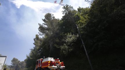 Un Canadair près de nice en juin 2015 (VALERY HACHE / AFP)