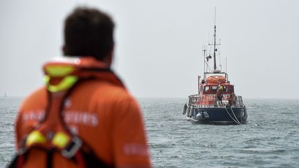 Un navire de secours de la SNSM lors d'une session d'entraînement, au large de Saint-Nazaire (Loire-Atlantique), le 28 juin 2019.&nbsp; (SEBASTIEN SALOM-GOMIS / AFP)