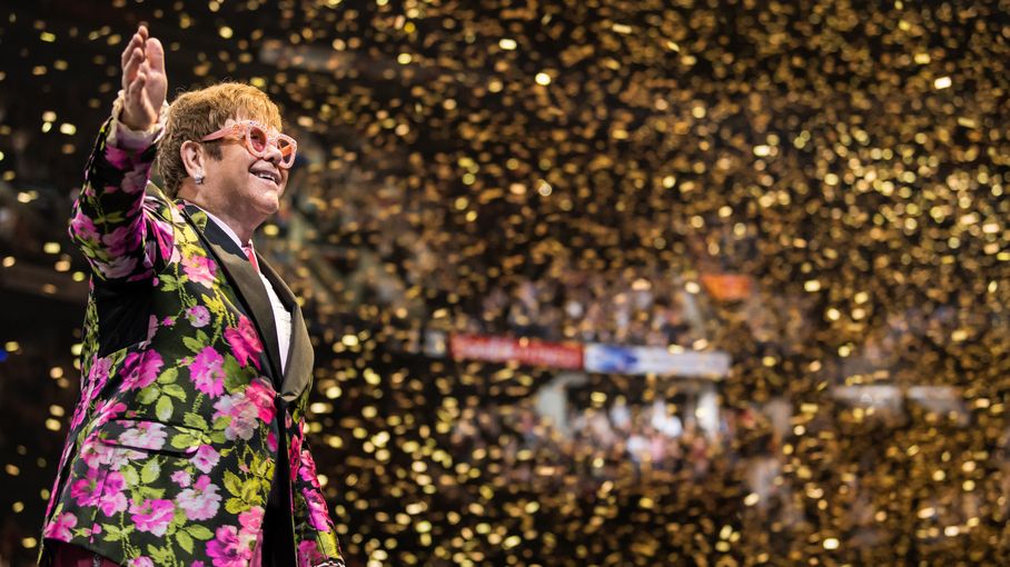 Le chanteur Elton John reprend sa tournée d'adieux à travers le monde