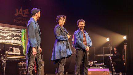 La chanteuse Marion Rampal entourée de ses complices Pierre-François Blanchard (à gauche) et Sébastien Llado, à Coutances le 20 mai 2022 pour le spectacle "L'Île aux chants mêlés" (FRANCIS BELLAMY)