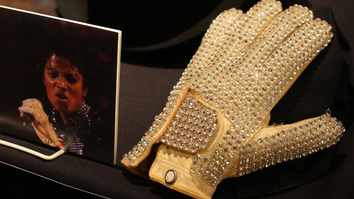 Porté par Michael Jackson en 1983 à l'occasion de son premier moonwalk, ce gant a été vendu à 350 000 dollars, en 2009. (TREVOR COLLENS / PHOTOSHOT / MAXPPP)