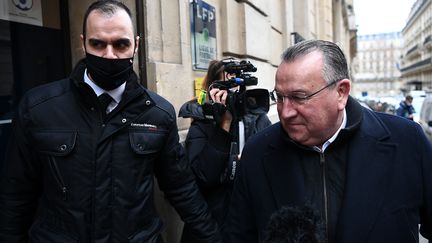 Jean-Pierre Caillot (à droite), le président du Stade de Reims et du collège des clubs de Ligue 1, devant le siège de la LFP. (FRANCK FIFE / AFP)