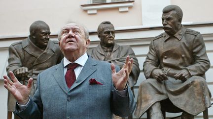 Le président de l'Académie russe des arts, Zourab Tsereteli, prend la pose le 26 avril 2005 à Moscou, près de son monument dédié à la rencontre de Yalta entre Winston Churchill, Franklin Delano Roosevelt et Staline. (DENIS SINYAKOV / AFP)