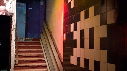 Space Invader a laissé son empreinte en bas des escaliers menant au club en 2002. Ce n'est pas si loin, mais son oeuvre fait partie des précieux vestiges du lieu. Le vrai trésor, le Graal, c'est la fresque de Futura 2000 ornée du logo Zulu Nation, réalisée en 1985.
 (Photo Stéphane Bisseuil - Courtesy Magda Danysz)