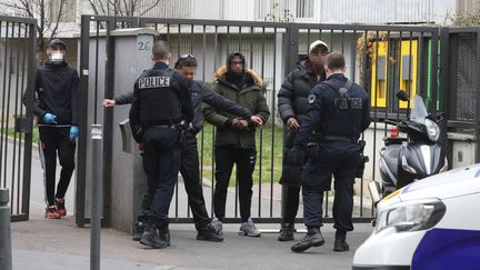 Contrôle de police à Saint-Ouen par la compagnie de sécurisation et d'intervention de Seine-Saint-Denis (CSI-93), le 2 avril 2020. (LUDOVIC MARIN / AFP)