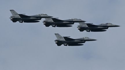 Quatre chasseurs F16V américains&nbsp;mis en service par Taïwan, le 18 novembre 2021. (SAM YEH / AFP)