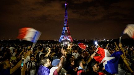 La joie des supporters français devant la tour Eiffel, le 15 juin 2018 à Paris. (GEOFFROY VAN DER HASSELT / AFP)