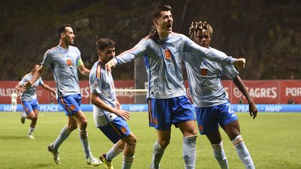 Alvaro Morata et ses coéquipiers espagnols célèbrent le but de la victoire contre le Portugal en Ligue des nations, mardi 27 septembre à Braga. (MIGUEL RIOPA / AFP)