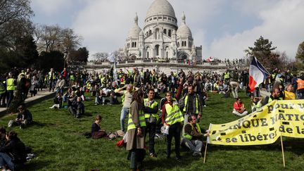 Des "gilets jaunes" à Montmartre (Paris) terme d'une manifestation déclarée, le 23 mars 2019. (GEOFFROY VAN DER HASSELT / AFP)