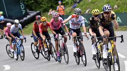 Wout van Aert (à droite) en discussion à l'oreillette lors de la 6e étape du Tour de France, le 6 juillet 2023. (AFP)