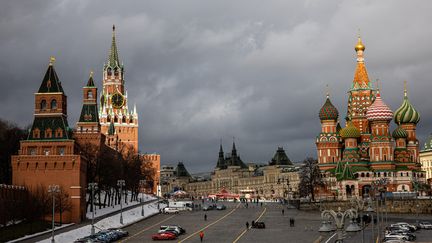 Le Kremlin et de la cathédrale Saint-Basile dans le centre de Moscou, le 22 février 2022. (DIMITAR DILKOFF / AFP)