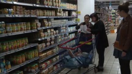 Un commerce de Vierzon, dans le Cher, a installé une heure silencieuse depuis un an avec une lumière tamisée dans les rayons. Elle permet aux personnes atteintes d'autisme de faire leurs courses en toute sérénité. (France 3)