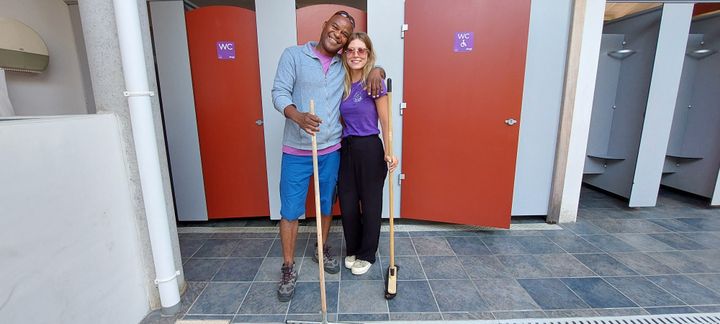 Diane et Victor assurent l'entretien du camping Oyam de Bidart (Pyrénées-Atlantiques). (BENJAMIN ILLY / RADIO FRANCE)