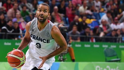 Parmi les défis proposés par le "club Paris 2024", la possibilité de défier Tony Parker sur le parquet dimanche 26 juillet.&nbsp; (ANDREJ ISAKOVIC / AFP)