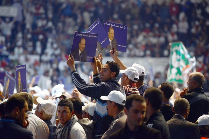 Au meeting pour la r&eacute;&eacute;lection du pr&eacute;sident alg&eacute;rien,&nbsp;Abdelaziz Bouteflika, &agrave; Alger, le 13 avril 2014. (FAROUK BATICHE / AFP)