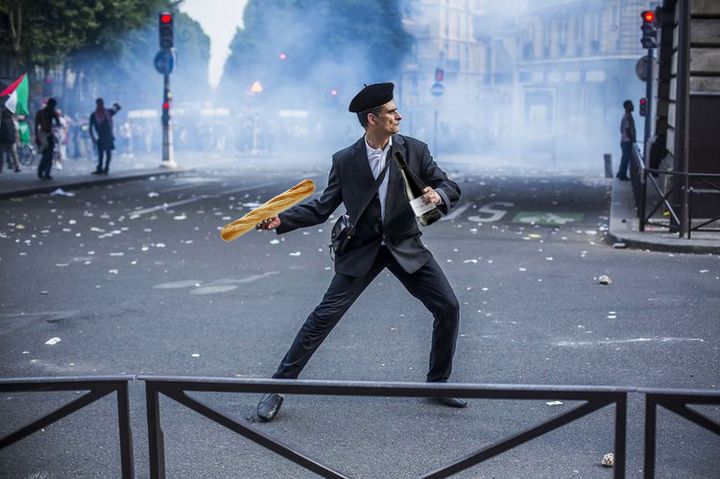 D&eacute;tournement par un internaute d'une photo du photoreporter Laurent Troud&eacute;, pour "Lib&eacute;ration",&nbsp;prise samedi 19 juillet 2014, &agrave; Paris. (REDDIT / FRANCETV INFO)