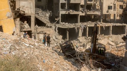 Les décombres de plusieurs immeubles dans la banlieue sud de Beyrouth (Liban) après un bombardement israélien visant le chef du Hezbollah, Hassan Nasrallah, le 29 septembre 2024. (FADEL ITANI / MIDDLE EAST IMAGES / AFP)