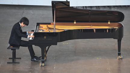 Le pianiste russe Dmitry Sin joue le 5 août 2019 au festival de piano de La Roque d'Anthéron (Bouches-du-Rhône, France). (GERARD JULIEN / AFP)