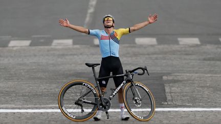 Le Belge Remco Evenepoel célèbre sa victoire dans la course en ligne messieurs des Jeux olympiques, le 3 août 2024 au Trocadéro. (ODD ANDERSEN / AFP)