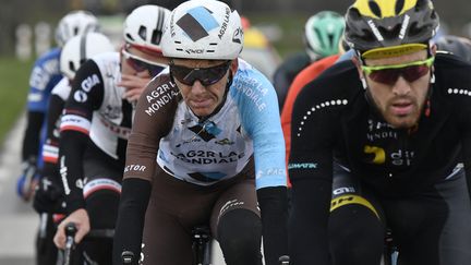 Paris-Nice : Romain Bardet disqualifié pour s'être accroché à une voiture