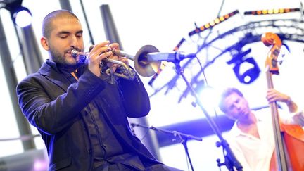 Ibrahim Maalouf au festival Jazz à Juan, accompagné par le contrebassiste américain Larry Grenadier (18 juillet 2013)
 (Bruno Bébert / Sipa)