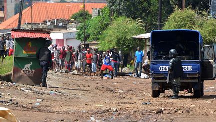 La police guinéenne fait face à des manifestants, le 14 octobre 2019 à Conakry, la capitale guinéenne.&nbsp; (CELLOU BINANI / AFP)