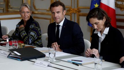 La Première ministre Elisabeth Borne, le président de la République Emmanuel Macron et la ministre des Sports, Amélie Oudéa-Castéra, à l'Elysée, le 29 septembre 2022. (BENOIT TESSIER / POOL / AFP)