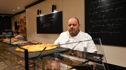 Stéphane Ravacley dans sa boulangerie à Besançon (Doubs), le 6 janvier 2021. (SEBASTIEN BOZON / AFP)