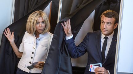 Le président de la République, Emmanuel Macron et son épouse, Brigitte Macron dans leur bureau de vote au Touquet (Pas-de-Calais), le 11 juin 2017. (CHRISTOPHE PETIT TESSON / POOL)