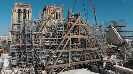 Notre-Dame de Paris : trois pièces essentielles de la charpente posées sur l'édifice (France 2)