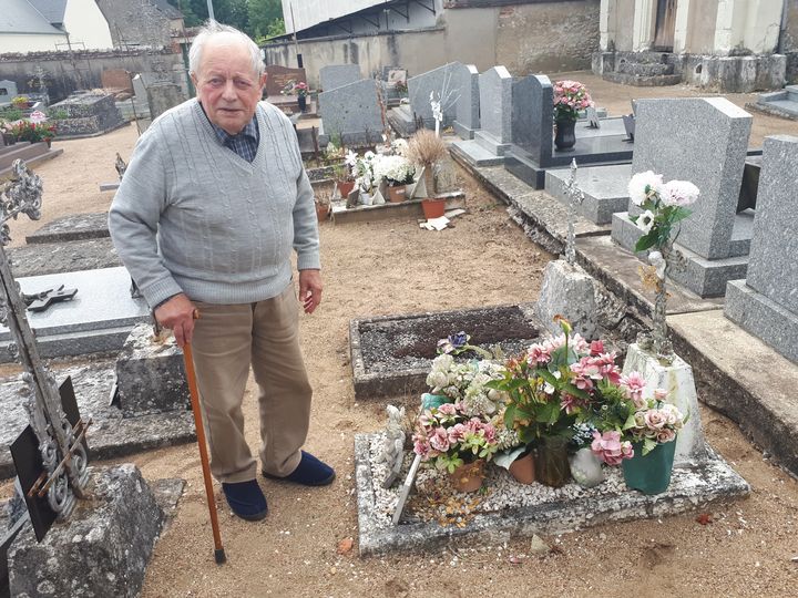 Kléber Cousin, l'ancien maire de Suèvres (Loir-et-Cher), devant la tombe de la petite martyre de l'A10, le 14 juin 2018. (FARIDA NOUAR / RADIO FRANCE)