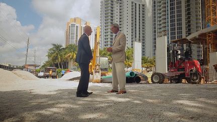 Fran&ccedil;ois Lenglet et le consultant Jack McCabe, &agrave; Miami (Floride, Etats-Unis), octobre 2015. ( FRANCE 2 / FRANCE TV INFO )