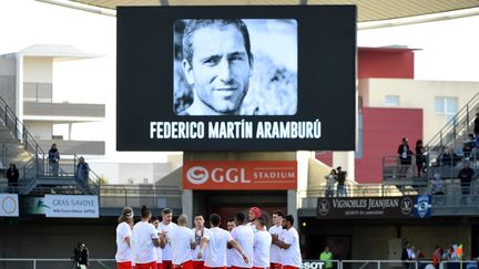 Les joueurs de Biarritz rendent hommage à Federico Martin Aramburu au stade de Montpellier, le 26 mars 2022. (SYLVAIN THOMAS / AFP)